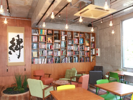 日本に関する書籍をそろえる本棚を設置する店内