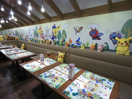 ポケモンのビジュアルやぬいぐるみを飾店内
