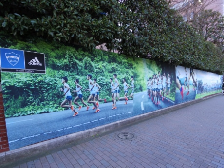 昨夏の合宿中に撮影した写真などをあしらう横断幕