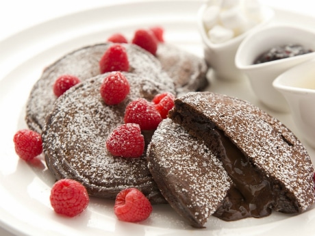 中にチョコレートとマシュマロが入ったパンケーキ「チョコレート エクスプロージョン」（1,450円）