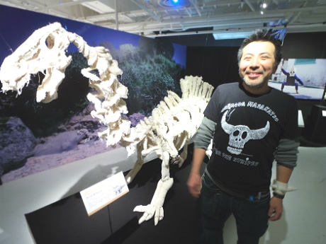 3カ月ほどかけて作ったという「アパトサウルス」と下田昌克さん