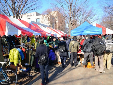ケヤキ並木には約100店のマーケットが並ぶ（写真は昨年の様子）