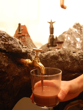 ホットチョコレートが出る蛇口。写真は昨年開催時の様子