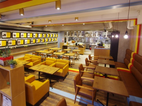 「古い工場跡にできたカフェ」をコンセプトにした店内