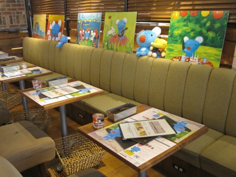 イラストのパネルやぬいぐるみなどで装飾した店内