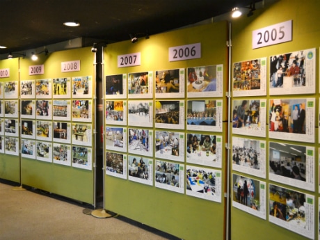 30年間の活動を写真や資料で紹介する「30年展」の様子