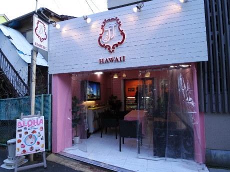 ピンクを基調にした店舗外観