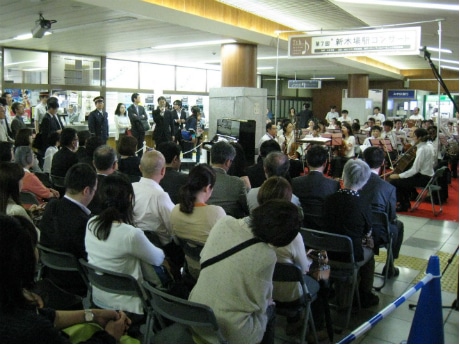 過去に新木場駅構内でコンサートを開いた際の様子