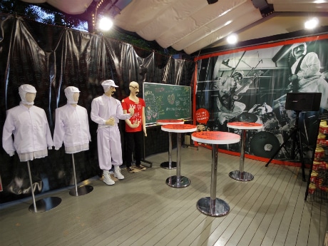 味噌汁'sのメンバーが着用した衣装などを展示する