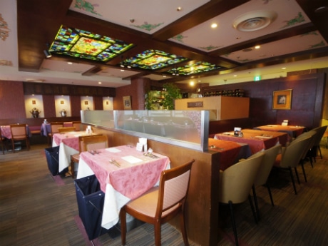 茶系の色を基調にした「落ち着いた雰囲気」の店内