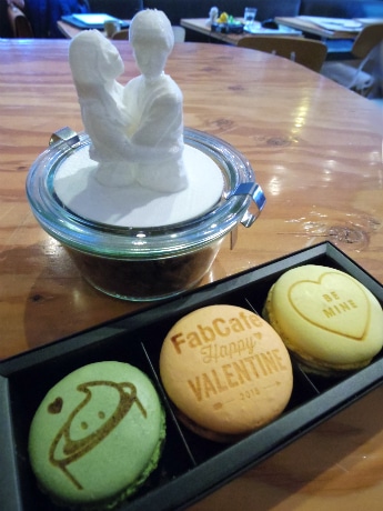 3Dプリンターで作るフィギュア（写真奥）などを作ることができる