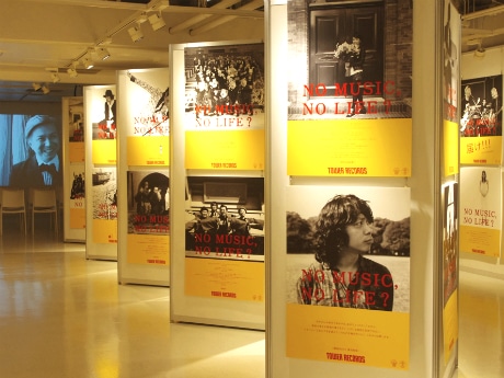 これまでに制作した124点が並ぶ場内