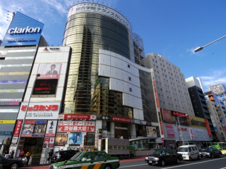 増床リニューアルした「ビックカメラ渋谷東口店」本館（左手）と別館（右手）