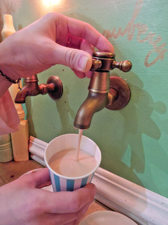 蛇口から出るホットチョコレートは3種の味を用意。写真はストロベリー