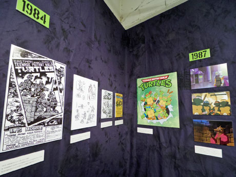 コミック第一段の表紙や初期のスケッチなども紹介