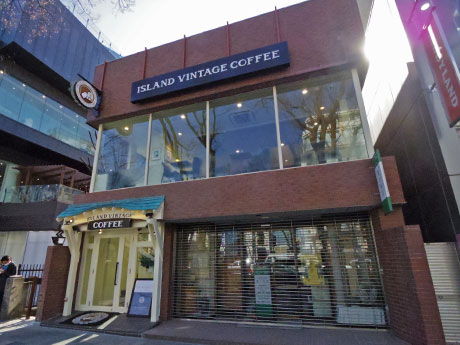 表参道とキャットストリートが交わる角地に位置する