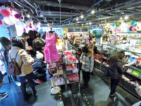 女性を中心に来店客でにぎわう1階のシーズンスペース