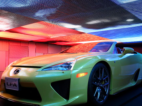 床から1220ミリの高さにLEDスクリーンを設置している&copy;Ken Ishii