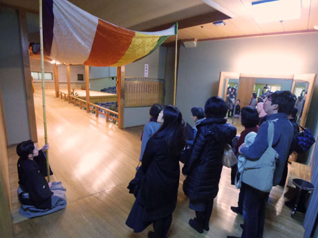 五色の幕「揚幕」は二人がかりで開閉する