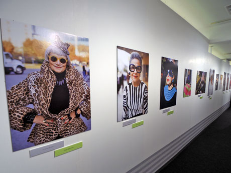 60〜100歳代の女性たちを被写体にした写真が並ぶ場内