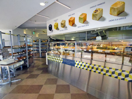 随所にキューブ形を取り入れた店内