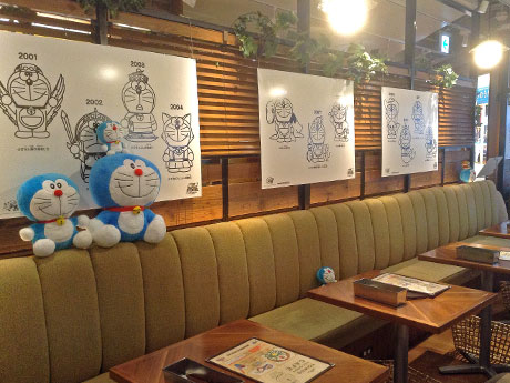 ドラえもんのイラストやぬいぐるみなどを飾る店内