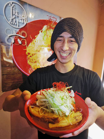 「辛みそ煮干ねぎらーめん」を薦める齋藤示郎店長