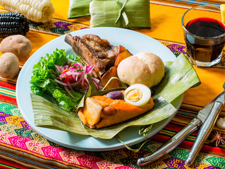 トウモロコシのチマキ「タマル」（写真手前）などのプレート（1,620円）