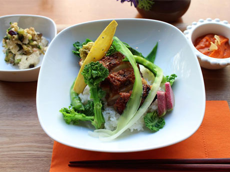 ランチメニューの「青森県 阿部鶏のみそマリネ焼丼にんにくたれ添え」（1,300円）