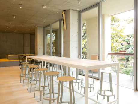 70席ほどを用意する店内