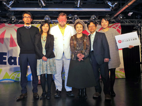 会見に登壇したC.W.ニコルさん（左から3番目）や加藤登紀子さん（同4番目）ら