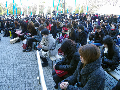 黙とうをささげる来場者たち