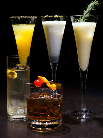 出展ブランドのデザイナーがブランドイメージに合わせてバーテンダーと共にカクテルを作った