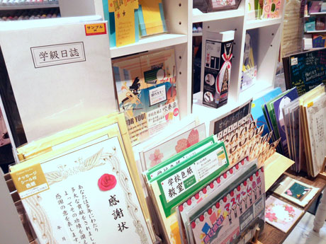 ユニークなデザインの色紙も多い売り場