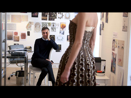 パリ・コレクションまでの8週間に密着した「ディオールと私」より&copy;CIM Productions