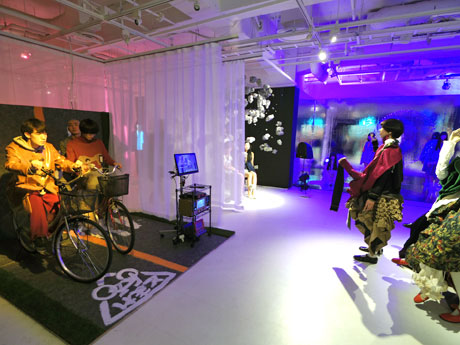 生身の人間がマネキンとして立つ場内