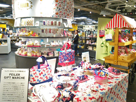 ハンカチやポーチ、iPhoneケースなどをそろえる店頭