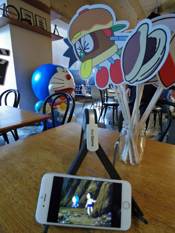 テーブルに設置したiPhoneなどで「映画ドラえもん」35作品が見られる