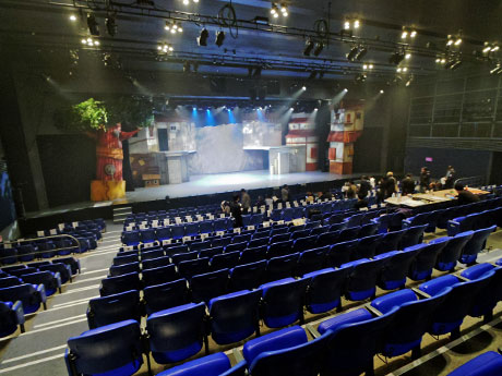 劇場内の様子。ステージは「ナルト」のセット