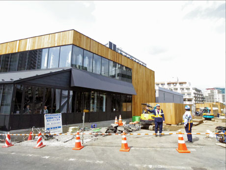 開業に向け工事が進む「ログロード代官山」。写真手前が１号棟