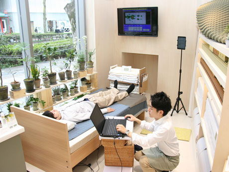 体験イメージ。寝試しながら体圧分布を測定する