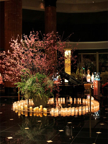 1階ロビーではキャンドルをともす（写真は昨年の様子）