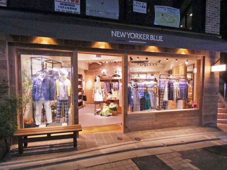 窓を広くとった店舗外観