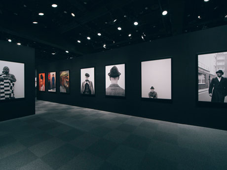 撮り下ろされた写真が並ぶ場内