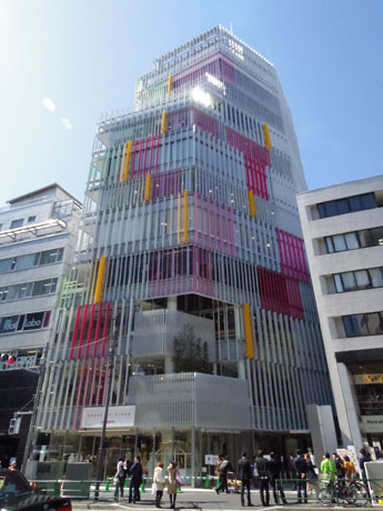 神宮前交差点方面から見た外観