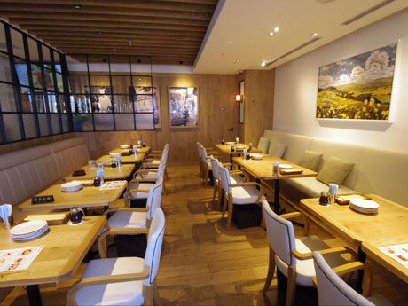 白と木目を基調にした店内