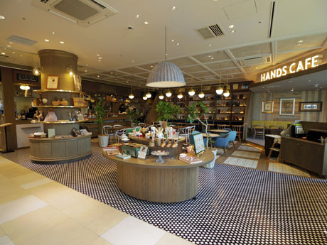 物販との融合を目指した間口の広さが特徴的なカフェ