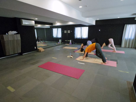 天然溶岩石を敷き詰めた床の中にパワーストーンを埋め込んでいるホットヨガスタジオ