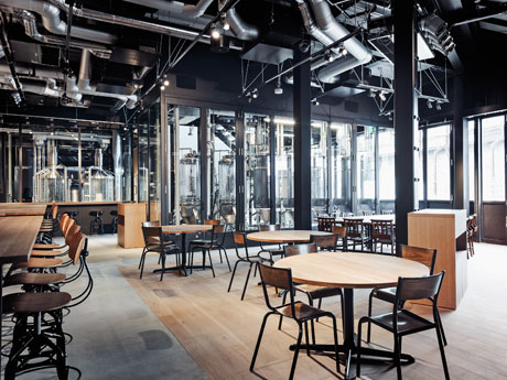 ガラスで仕切ることで客席フロアからブルワリー内を見えるようする