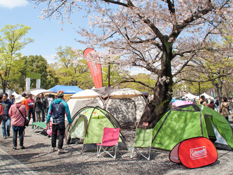 場内ではテントなどを設営して展示する（写真は昨年の様子）